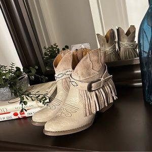 Sterling River Distressed White with Fringe and Buckle Booties NWT Size 6.5